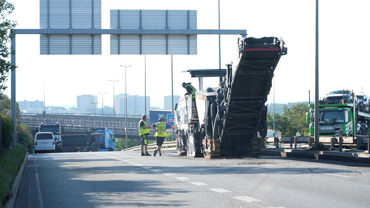 Na Kbelské začalo frézování. Doprava je svedena tunelem, obávané kolony se zatím nekonají