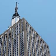 Jen budova Empire State Building je vysoká 381 metrů, anténa na jejím vrcholu má ještě přes 62 metrů. Žádost o ruku se tak odehrála 443,2 metru nad zemí. 