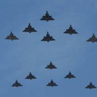 Přelet formace stíhaček Dassault Rafale. 