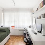 Výrazné dřevěné parkety architekti v bytě zachovali, jen je nechali pečlivě renovovat.