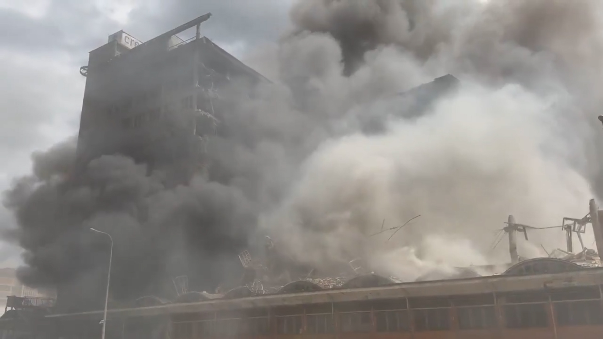 Hořící budova ve Zlíně má narušenou statiku. Nové video ukazuje zkázu zblizka