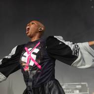 Zpěvačka Skunk Anansie vystoupila s antifašistickým symbolem na hrudi.