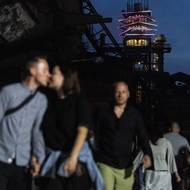 Průchod mezi jednotlivými scénami, v pozadí Bolt Tower. 