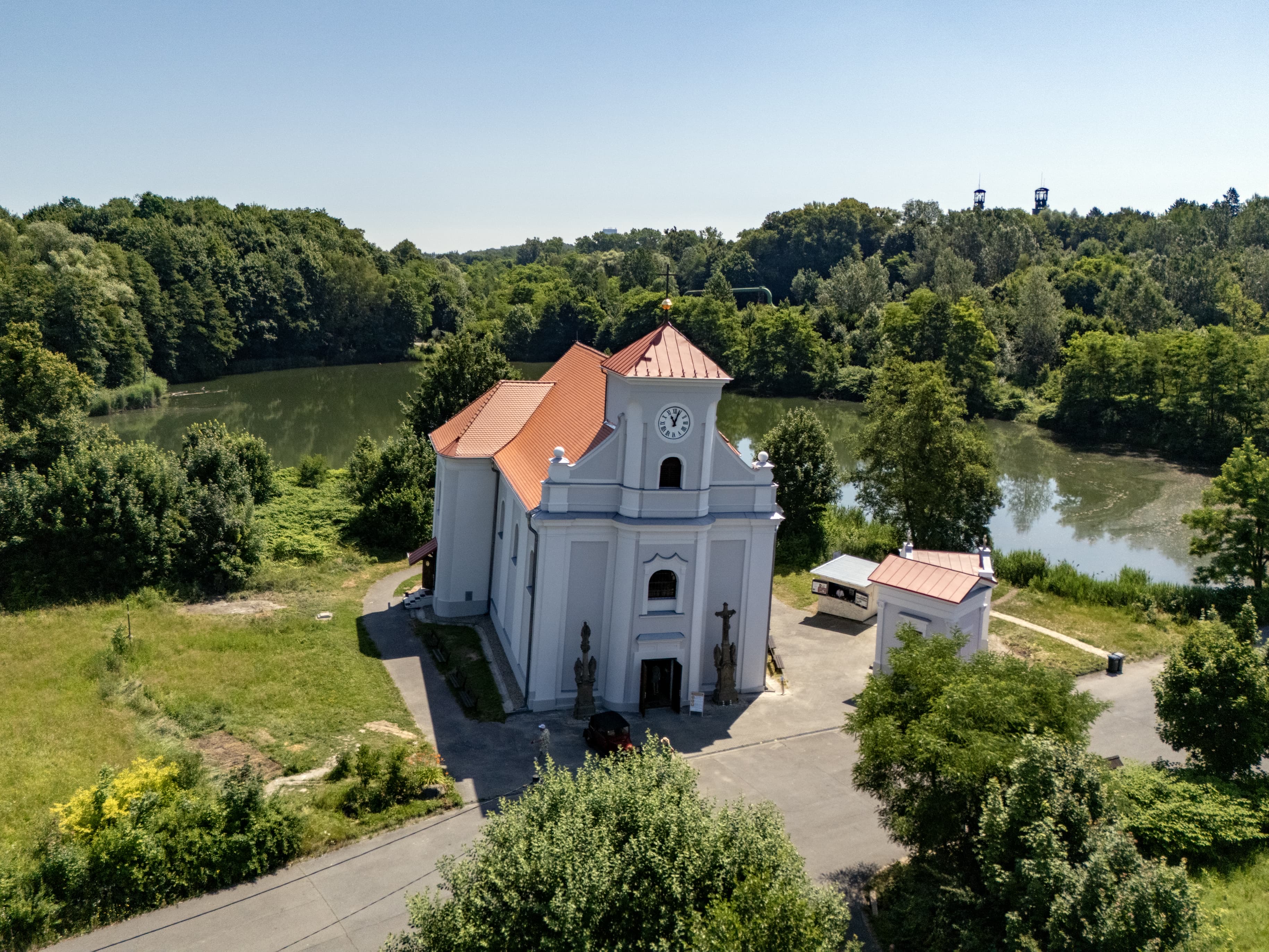 Nejšikmější kostel v Česku změnil barvy