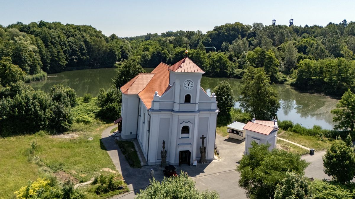 Nejšikmější kostel v Česku změnil barvy