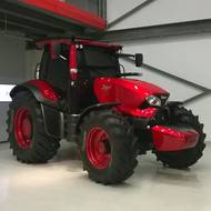 Projekt Zetor by Pininfarina spojil českou tradici s italským designem. Na vzhledu nové generace traktorů se podílelo proslulé studio Pininfarina, známé spoluprací se značkami Ferrari či Maserati. Výsledkem je modernější design, vyšší ergonomie a nová vizuální identita, která pomáhá značce Zetor oslovovat zákazníky po celém světě.