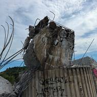 Zřícená betonová plastika Rovnováha