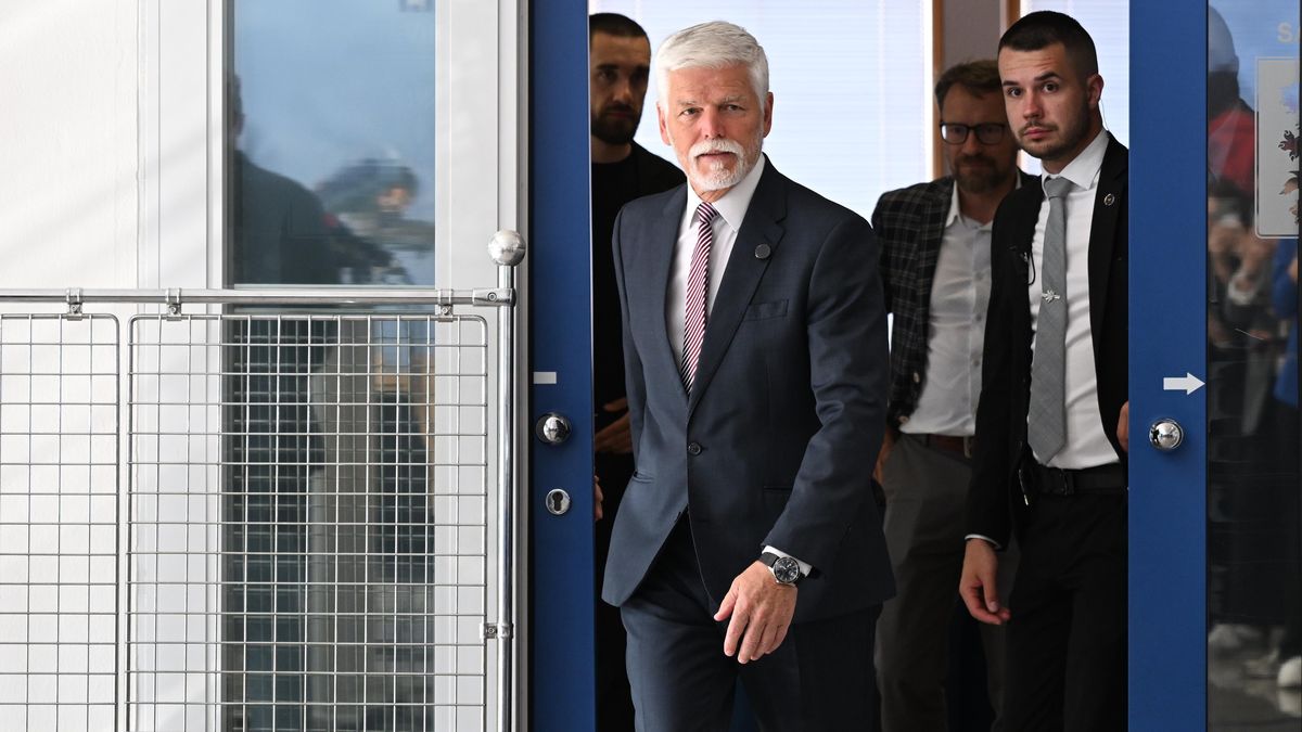 Zúčastním se večeře na summitu NATO, oznámil Pavel