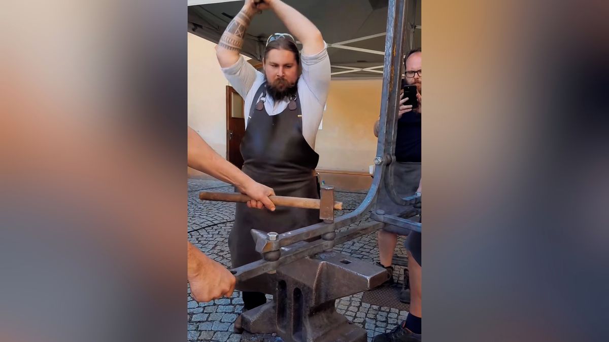 Kováři v Domažlicích vytvořili třistakilovou houpačku. Jejich videa už zhlédly miliony lidí