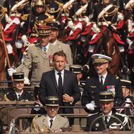 Emmanuel Macron dorazil na přehlídku s šéfem francouzské armády Fabienem Mandonem. 