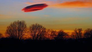 Nad Českem se objevila oblačnost ve tvaru UFO