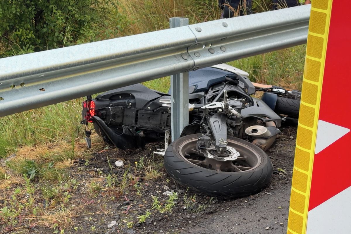 Mladistvý motorkář v Praze zemřel po havárii na sjezdu z dálnice