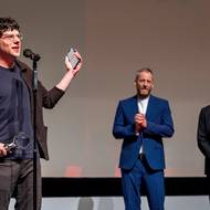 Jesse Eisenberg děkuje za festivalovou cenu.