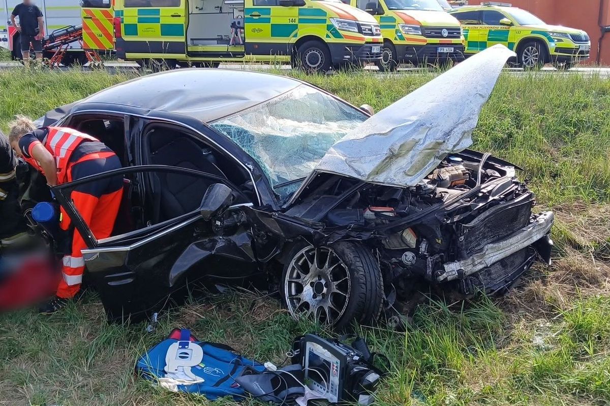 Řidič hondy nedal na Klatovsku přednost audi. Devatenáctiletá dívka utrpěla těžká zranění 