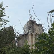 Zřícená betonová plastika Rovnováha