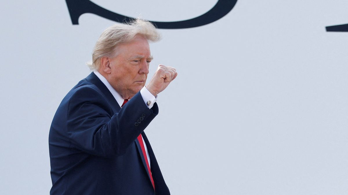 Pokračovat v podpoře NATO je směšné, pohrozil před summitem Trump