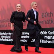 Zpěvačka Bára Basiková se synem Thedorem přicházejí na premiéru filmu. Snímek z 6. července 2026