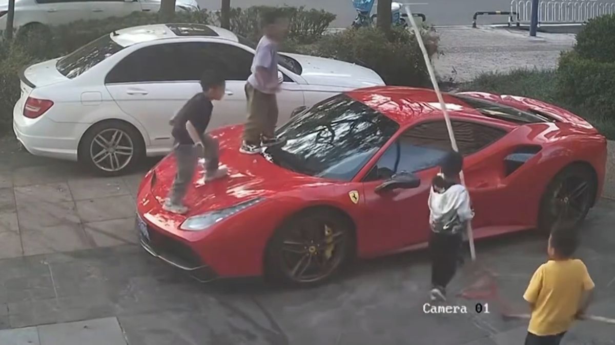 Děti si udělaly skluzavku z Ferrari. Majitel podal žalobu na jejich rodiče