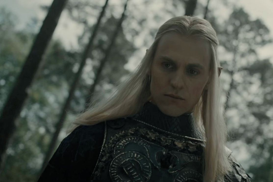 Pán prstenů na dvou frontách. V seriálu se objeví Celeborn, film čelí kritice za „moc bílé“ obsazení
