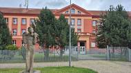 Pracovnice základní školy na Sokolovsku nutila žákyně k focení intimních snímků a odběru jejich vajíček