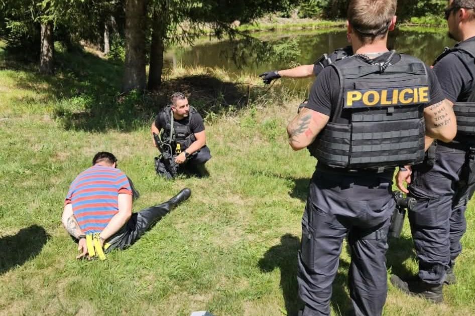 Střílel po své rodině. Policisté zadrželi muže z Klatovska