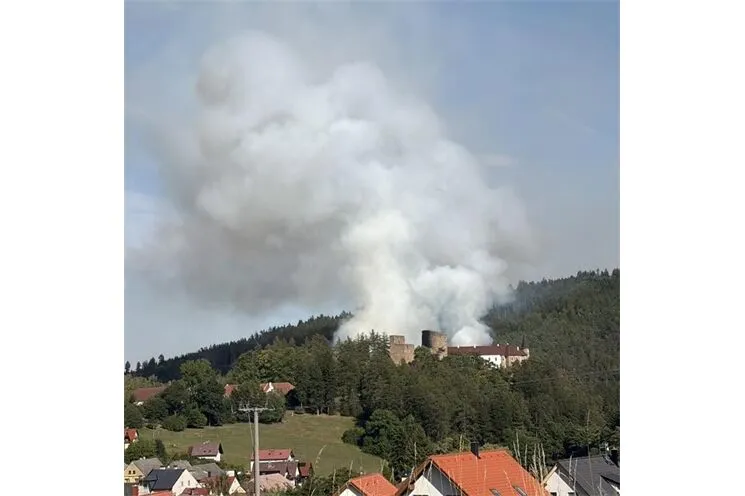 Hoří les pod hradem Velhartice. Zasahují desítky hasičů i vrtulník