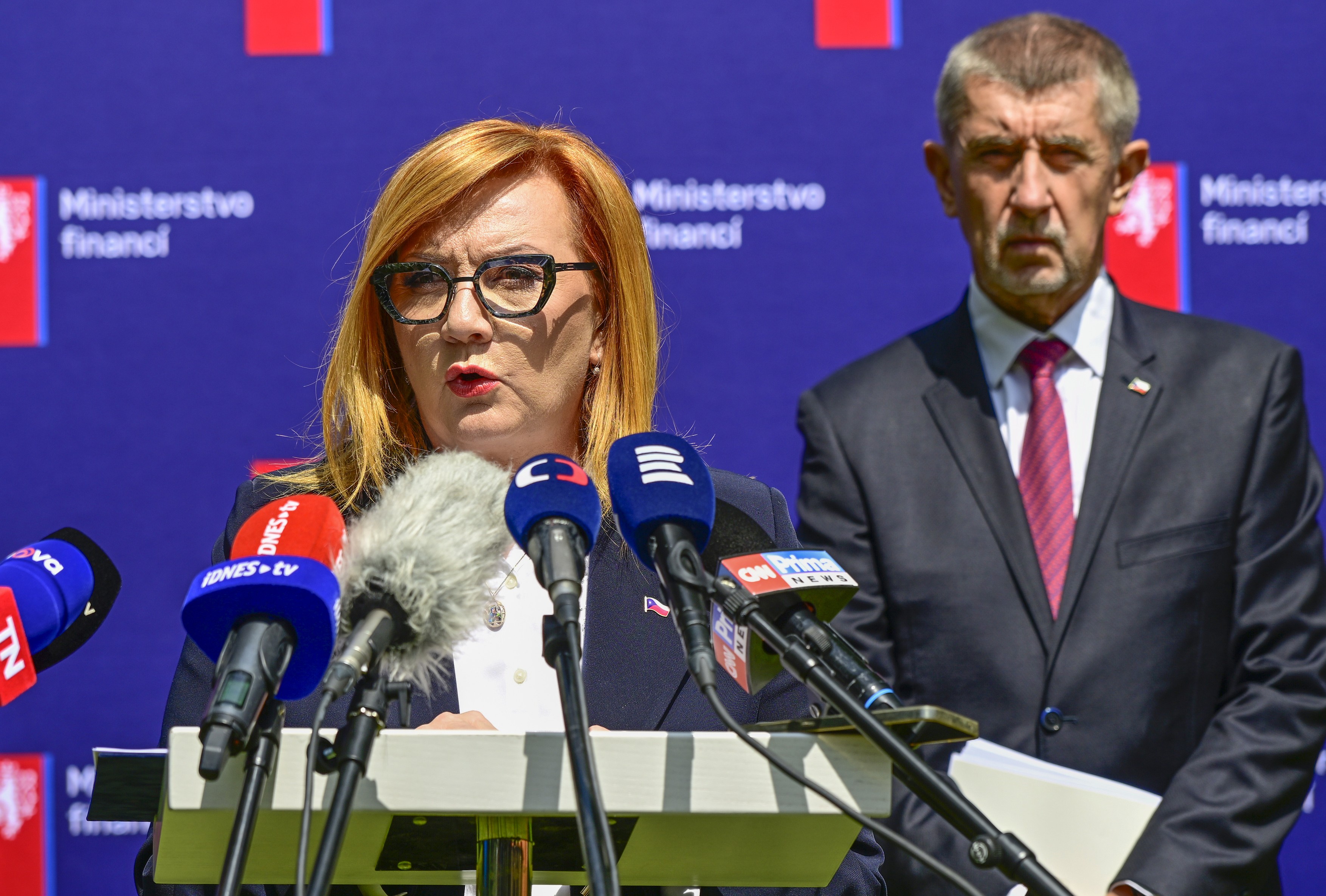 Expertům navzdory. Vláda chce vyšší schodky, ekonomové i opozice se bouří