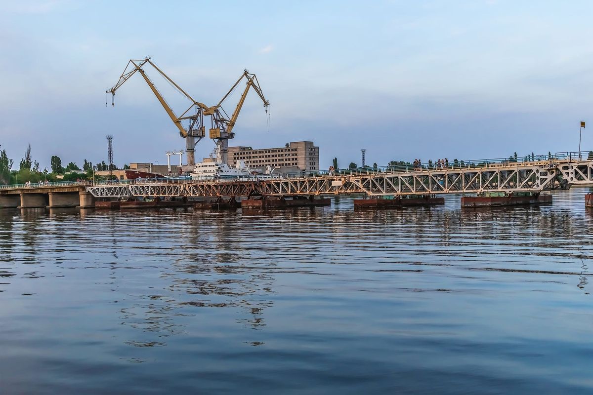 Rusko hlásí útok na dvě lodě s vojenským nákladem v Mykolajivu