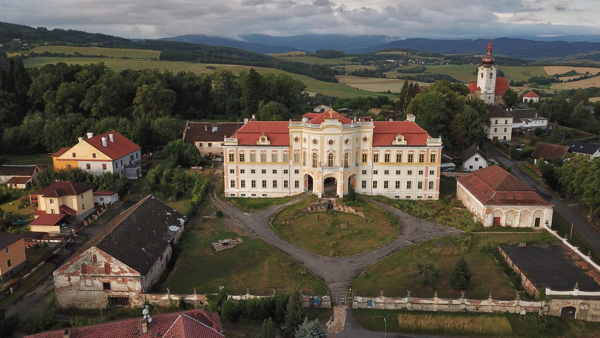 Zámek v Týnci u Klatov je neokoukaný klenot. Citlivá rekonstrukce zahřeje u srdce