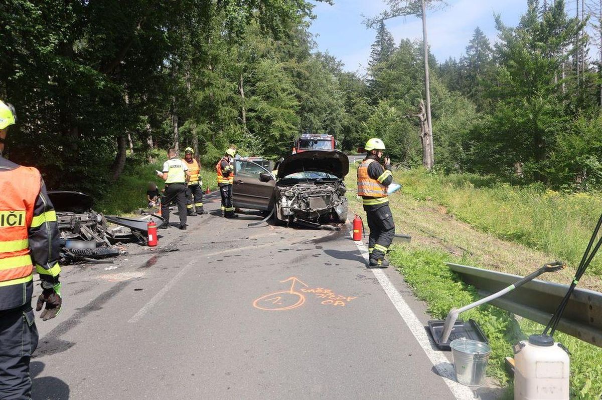 Řidič na Jesenicku usnul za volantem a srazil se s jiným autem, pět zraněných