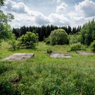 Zatímco nedaleké bývalé sanatorium se zřejmě dočká obnovy, u rekreačního areálu je prázdno. Po chatkách zbyly jen základové desky.