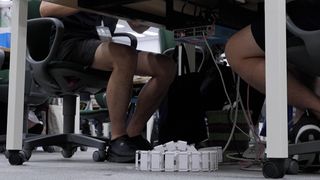 Díky vedrům nosí vládní úředníci v Tokiu kraťasy