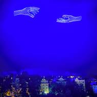Show převedlo 1300 synchronizovaných světelných dronů.