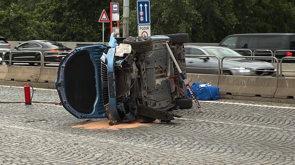 Řidič skončil s autem převráceným na bok v Praze, spolujezdkyně je zraněná