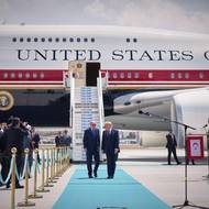 Turecký prezident Recep Tayyip Erdogan přivítal v Ankaře Donalda Trumpa. Velmi zajímavý byl i stroj, kterým hlava USA do Turecka dorazila. 