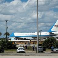 Air force one na letišti v Palm Beach na Floridě.