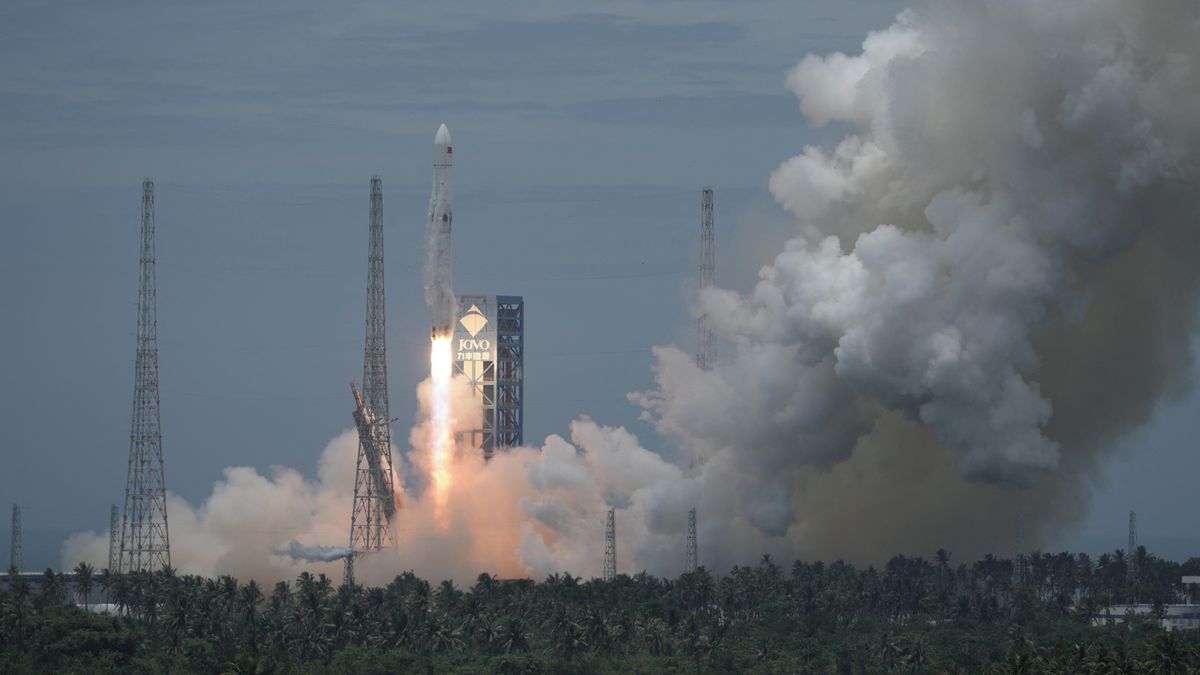 Čína poprvé úspěšně otestovala námořní systém na vyzvedávání raketových stupňů