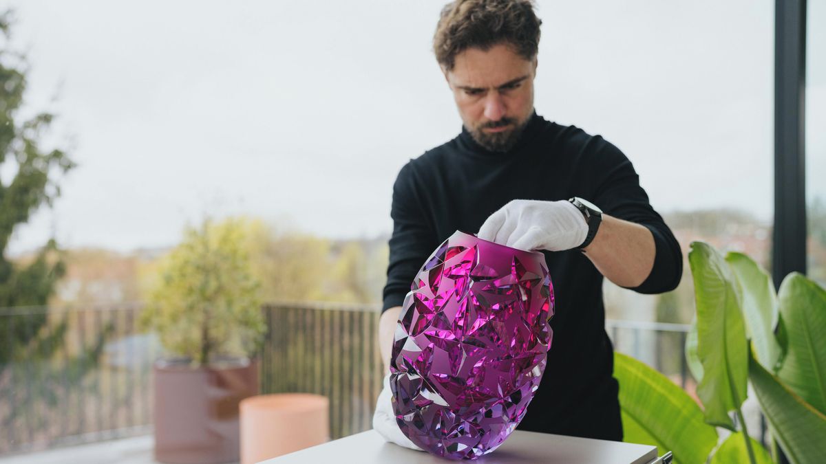 Práce se sklem je alchymie, říká sklářský designér Lukáš Jabůrek 