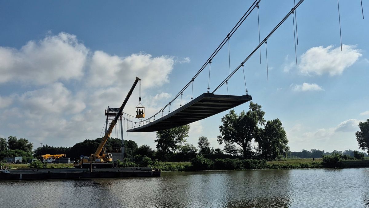 Nový visutý most překlene řeku Labe, staví se u Hrabalova Kerska na Nymbursku