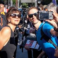 V Karlových Varech se Maggie Gyllenhaalová zřejmě dobře bavila.