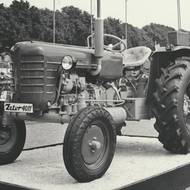 Zetor 4011, vyráběný v Brně v letech 1962 až 1967, patřil k nejúspěšnějším československým traktorům své doby. Se čtyřválcovým motorem o výkonu 53 koní nabízel vyšší výkon, univerzální využití a stal se významným exportním artiklem značky Zetor.