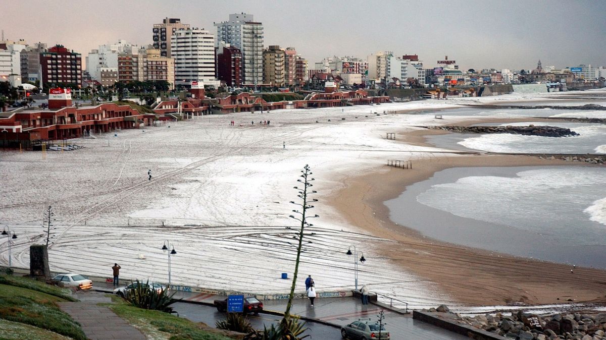 Argentinské pláže pokryl sníh. Letovisko zažilo bílou nadílku poprvé po 22 letech