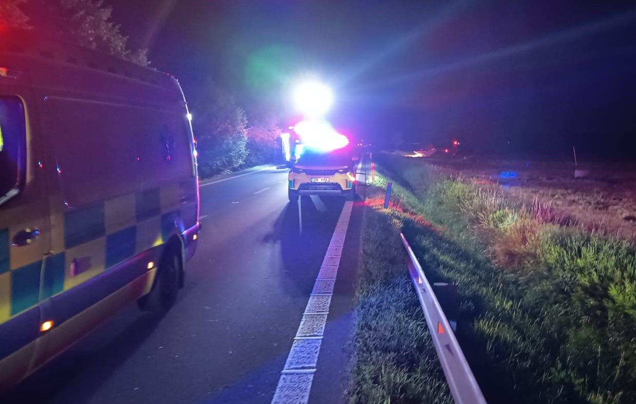 Řidička na Opavsku po předjíždění neosvětleného cyklisty sjela do příkopu. Její spolujezdec skončil s vážným zraněním v nemocnici