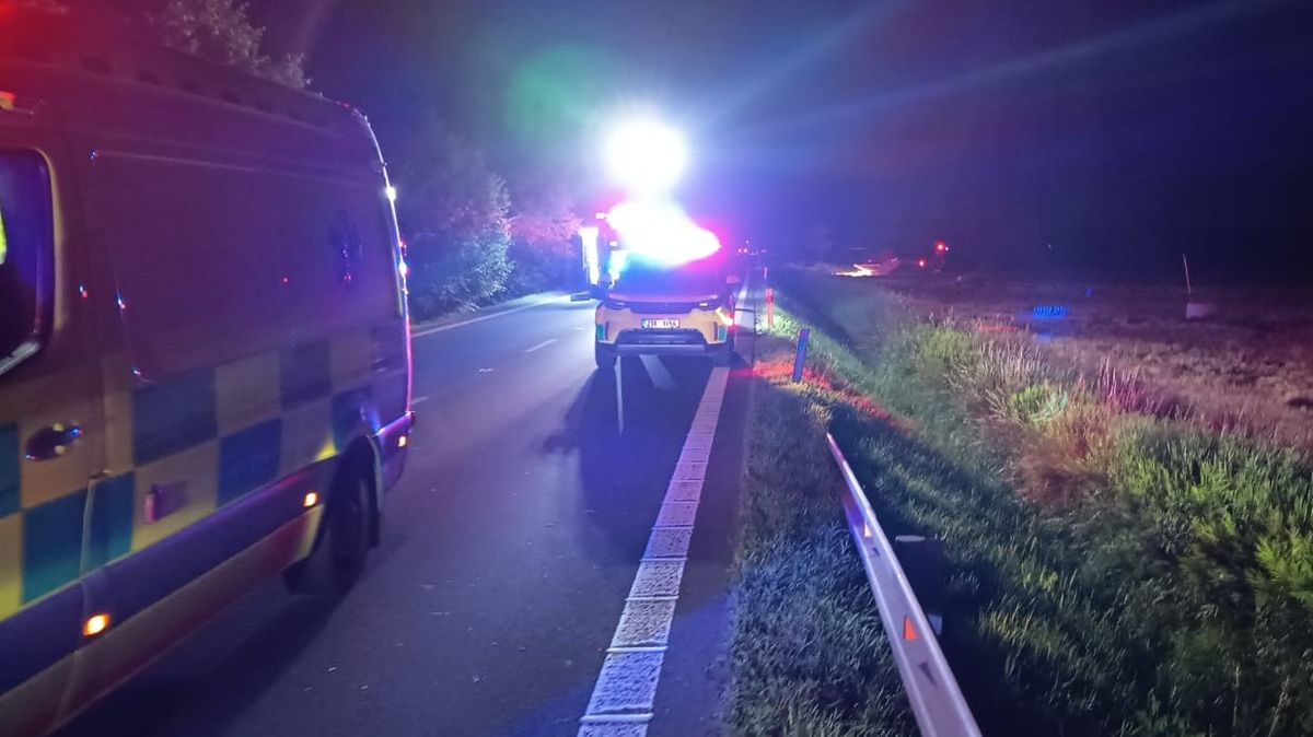 Řidička na Opavsku po předjíždění neosvětleného cyklisty sjela do příkopu. Její spolujezdec skončil s vážným zraněním v nemocnici