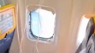 Boeingu prasklo okno, cestující drželi muže, aby ho podtlak nevysál