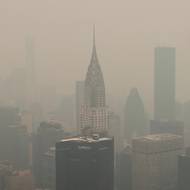 Výhled z Empire State Building v New Yorku. Turisté za něj platí v přepočtu téměř dva tisíce korun. 