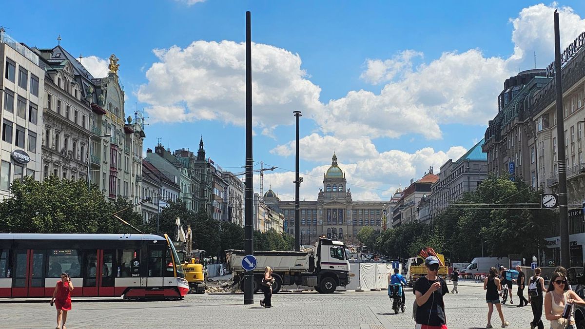 Kritizované černé sloupy blokující výhled na Národní muzeum budou uprostřed Václaváku nejméně rok