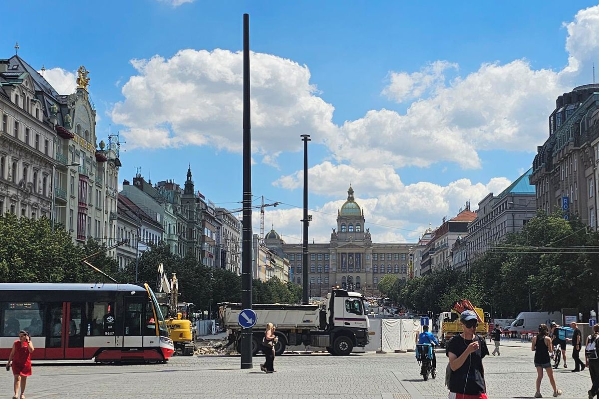 Kritizované černé sloupy blokující výhled na Národní muzeum budou uprostřed Václaváku nejméně rok