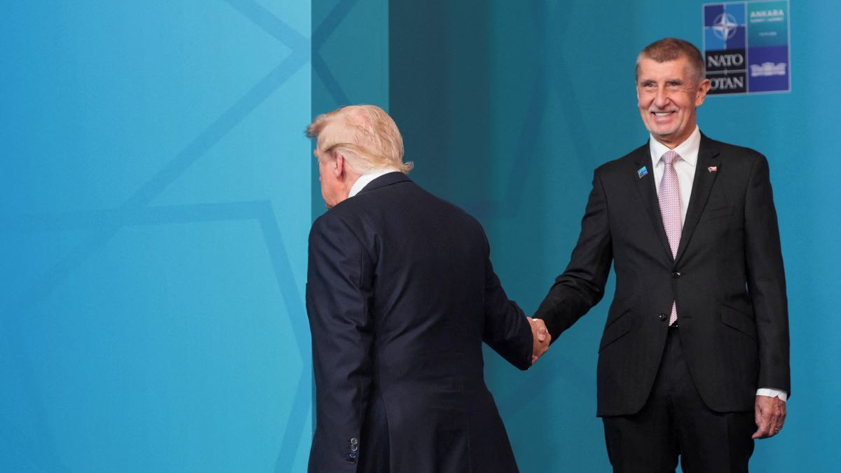 Byla to rychlovka. Babiš si po focení podal ruku s Trumpem