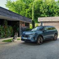 Peugeot E-5008 Dog Edition ukazuje vylepšení vozu pro příjemnější cestování psů.